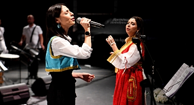 Bornovalı kadınlardan türkü ziyafeti