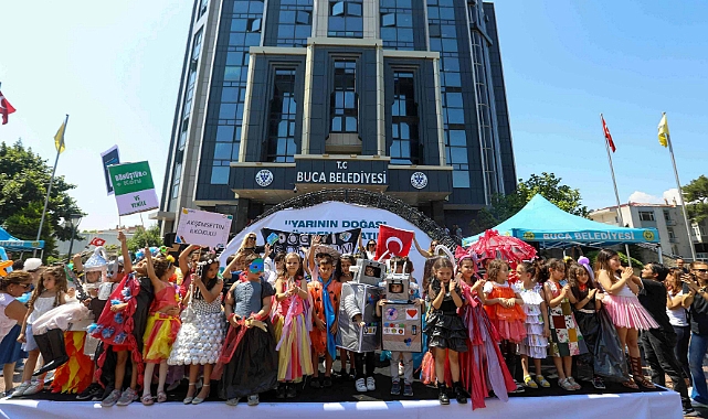 Bucalı miniklerden geri dönüşüm defilesi