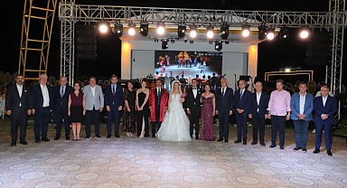 Dikili'de Başkan Kırgöz En Kıymetli Nikahı Kıydı