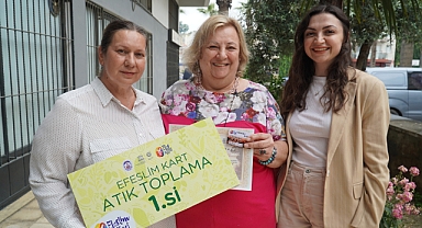 Efes Selçuk Belediyesi’nin sosyal yaşam kartı Efeslim Kart ile en fazla atık toplayan üç çevreci ödüllendirildi