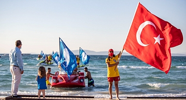 İzmir’de 41 halk plajının 40’ında Mavi Bayrak dalgalanıyor