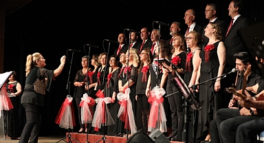 Narlıdere Belediyesi Türk Halk Müziği Korosu, Gerçekay Oral’ın şefliğinde ‘Umuda Merhaba’ konseri verdi