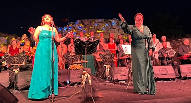Seferihisar Sığacık Kaleiçi'nde konser keyfi