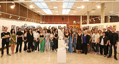 Dokuz Eylül Üniversitesi (DEÜ) Güzel Sanatlar Enstitüsü lisansüstü öğrencilerinin “Zamansız” adlı karma sergisinin açılışı yapıldı