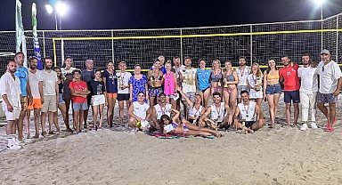 Foça'da Plaj Voleybolu Turnuvası rüzgarı