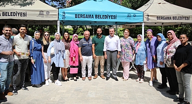 Bergama Belediye Başkanı Hakan Koştu Aşure Dağıttı