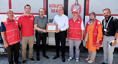 Bergama Belediye Başkanı Hakan Koştu, Kızılay'a destek için kan verdi