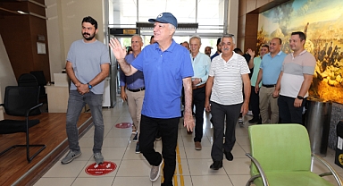 Bir süre önce ani bir rahatsızlık geçiren Narlıdere Belediye Başkanı Ali Engin görevinin başına alkışlarla ve çiçeklerle döndü