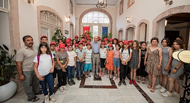 İzmir Büyükşehir Belediye Başkanı Tunç Soyer, Adıyaman’dan 5 günlük tatil ve gezi programı için davet ettiği 39 depremzede çocukla bir araya geldi