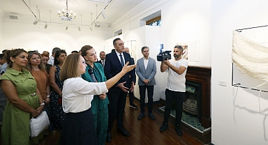 İzmir’in tarihi ipekli kumaşlarına dikkat çeken “Koza’dan Doku(ma)ya” isimli lif sanatı sergi açılışı, DEÜ Bayrakbilim ve Türk Bayrakları Müzesi’nde yapıldı