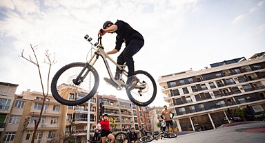 Karşıyaka’da pump track bisiklet parkuru yoğun ilgi görüyor