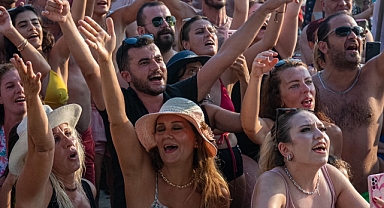 Kuşadası’nda yaşayan vatandaşlar ve turistler, plajları gönül rahatlığıyla kullanabiliyor