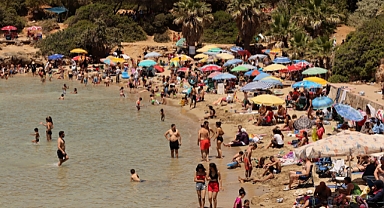 Seferihisar'da belediye ekipleri yüzlerce torba çöp topladı