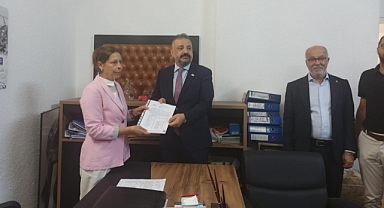 CHP İzmir İl Başkanı Şenol Aslanoğlu mazbatasını aldı