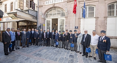 İzmir Büyükşehir Belediyesi Başkan Vekili Mustafa Özuslu, Gaziler Günü nedeniyle İzmir’deki gazi derneklerinin temsilcilerini ağırladı