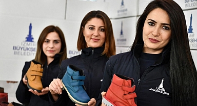 İzmir Büyükşehir Belediyesi’nden 60 bin öğrenciye destek : Öğrencinin çantası, esnafın kasası doluyor