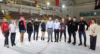 İzmir’de buz pateni sezonu açıldı