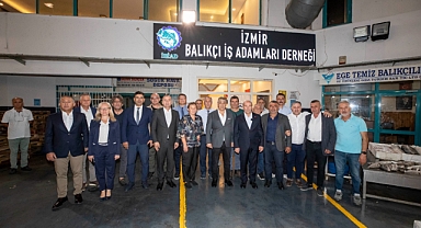 İzmirli balıkçılar sezonu açtı, siftahı Başkan Soyer yaptı