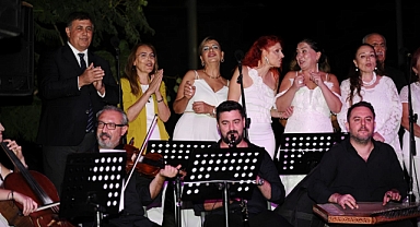 Karşıyakalılar açık havada müzik şöleni yaşadı