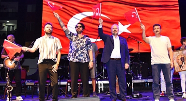 Menemen Belediyesi’nin 30 Ağustos Zafer Bayramı konserleri, dün akşam Koyundere’de devam etti