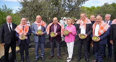 Ayvalık 18. Uluslararası Zeytin Hasat Festivali'nde ilk hasat ve zeytinyağı sıkımı gerçekleşti