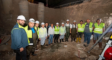 Başkan Soyer yer altında çalışan kanal işçilerini ziyaret etti Büyük Kanal’da temizlik seferberliği