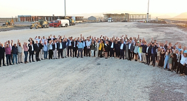 Batı Anadolu Serbest Bölgesi’nde 2024 yılının ilk yarısında bacaları tütecek şekilde fabrika inşaatları hızla sürdürülüyor