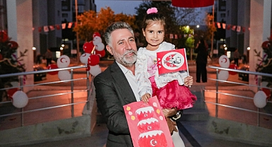 Bayraklı 100’üncü yıla hazır , Her yer bayraklarla süslendi