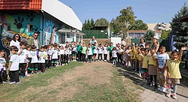 Buca Belediyesi miniklere hayvan sevgisi aşılıyor