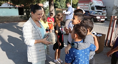Efes Selçuk’un Acarlar köyünde topları eskiyen çocuklar Belediye Başkanı Filiz Ceritoğlu Sengel’e videolu mesaj gönderdi