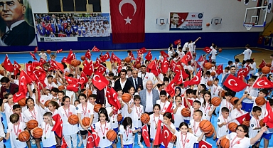 Karabağlar Belediyesi'nin düzenlediği Cumhuriyet Bayramı etkinlikleri coşkuyla sürüyor