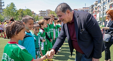 Karşıyaka'da Başkan Tugay'dan amatör spor kulüplerine destek