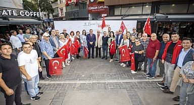 Konak'ta İzmirliler 100’üncü yılda duygularını Cumhuriyet Duvarına yazdı