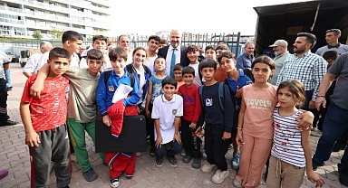 Menemen Belediyesi’nin, Koyundere’ye kazandırdığı kapalı pazar yeri, halı saha ve yeni nesil park düzenlenen törenle hizmete açıldı