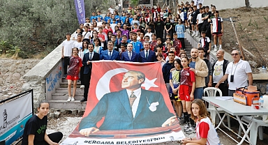 Bergama'da Cumhuriyetimizin 100. Yılında Türkiye’de ilk defa “100. Yıl Merdiven Çıkma Yarışması” düzenlendi