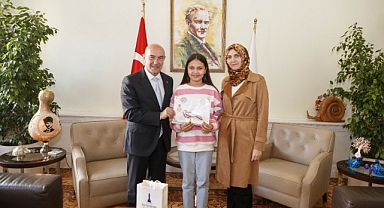 Dünya birincisi İzmirli Zümra Başkan Soyer’le buluştu