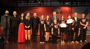 Güzelbahçe'de Gençler Atatürk için söyledi