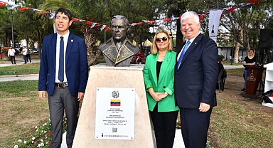 İzmir'de Miranda'nın büstü açıldı