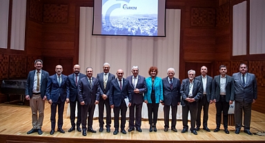 Kemeraltı çarşısı yılbaşına hazırlanıyor