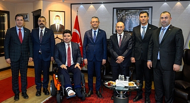 CHP Cumhuriyet Halk Partisi Lideri Özgür Özel, Buca Belediye Başkanı Erhan Kılıç’ı makamında ziyaret etti