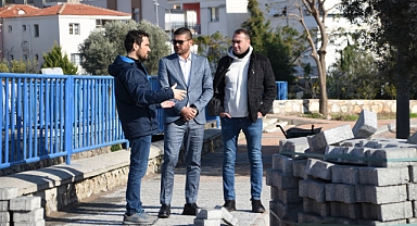 Foça Belediye Başkanı Fatih Gürbüz devam eden park alanı çalışmalarını inceledi