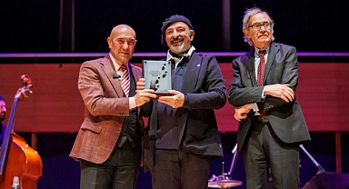 İzmir'de mizahın ustaları ödüllerini aldı