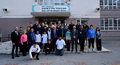 Karabağlar Belediye Başkanı Muhittin Selvitopu'ndan okul ziyareti