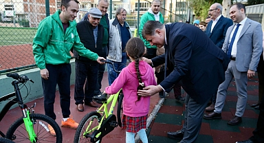 Karşıyaka’da çocuklar hayallerindeki bisikletlere kavuştu