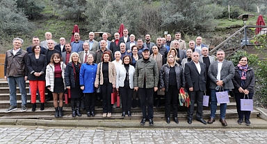 Narlıdere Belediye Başkanı Ali Engin başkan yardımcıları, birim müdürleri, meclis üyeleri ve muhtarlarla yıl sonu değerlendirme toplantısında bir araya geldi