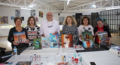 Karşıyaka'da Bilge çınarlar, camaltı boyama eserleriyle yaşama tutunuyor