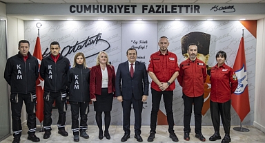 Konak Belediye Başkanı Abdül Batur'dan AKUT’a teşekkür plaketi