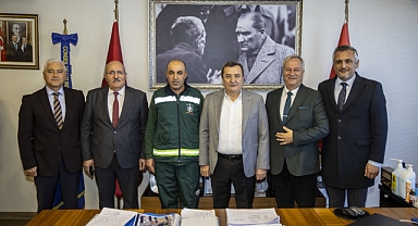 Konak'ın örnek personeline Başkan Abdül Batur'dan teşekkür