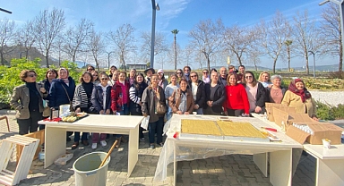 Efes Tarlası Yaşam Köyü Toprak Okulu’nda “Geleneksel Yöntemlerle Zeytinyağı Sabunu Yapım Atölyesi” düzenlendi