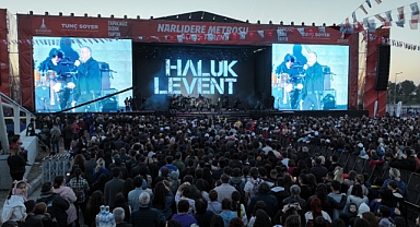 Narlıdere Metrosu'nda Haluk Levent coşkusu